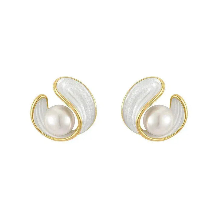 Luxurious earrings with white opal and pearl in gold